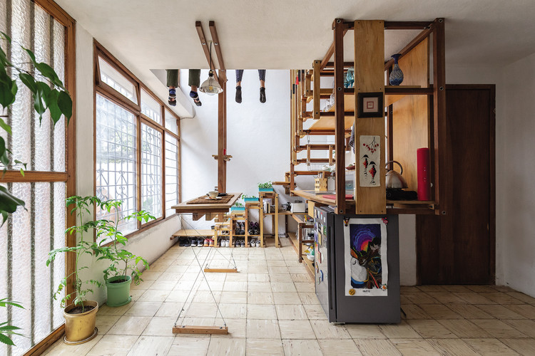 The Cave of the Mini Beast / La Cabina de la Curiosidad + Marie Combette + Daniel Moreno Flores - More Images