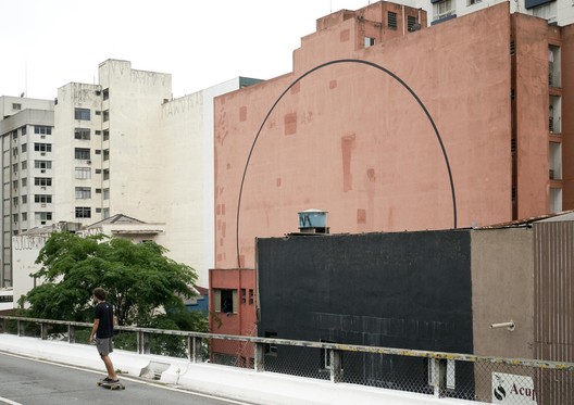 Nitsche Arquitetos intervenes on a blind wall near the Minhocão - Image 13 of 16