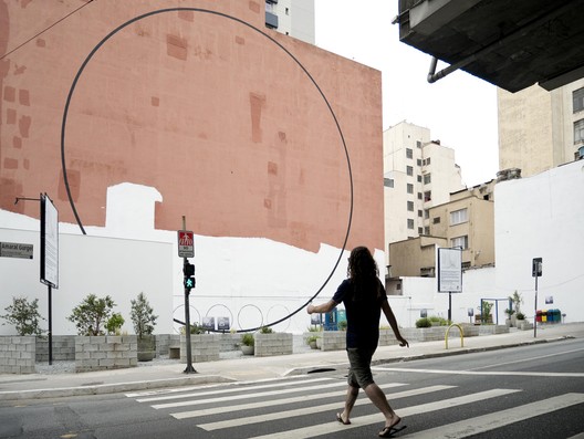 Nitsche Arquitetos intervenes on a blind wall near the Minhocão - Image 5 of 16