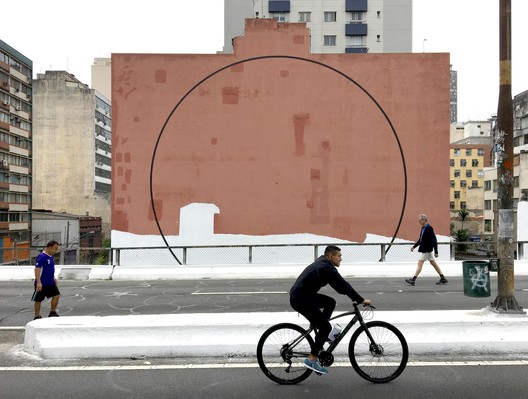 Nitsche Arquitetos intervenes on a blind wall near the Minhocão - Image 3 of 16