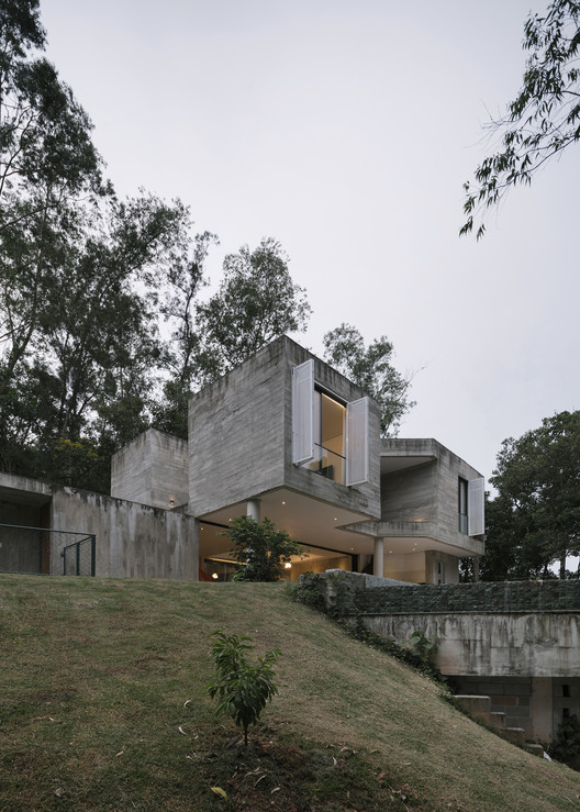 Casas brasileiras: 10 residências com empenas de concreto - Imagem 8 de 11