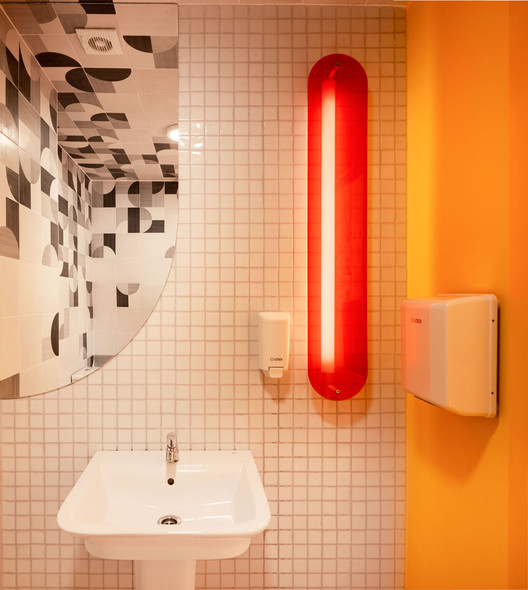 Las Galias Ice Cream Shop / Estudio EEBA - Interior Photography, Bathroom