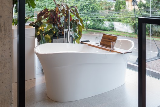 São Geraldo Lago Store / STUDIO PIPPA São Geraldo Lago Store / STUDIO PIPPA - Interior Photography, Bathroom, Bathtub
