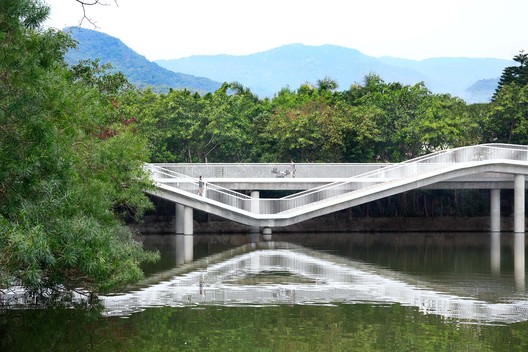 Split Bridge / Jane Z Studio - Exterior Photography, Beam