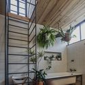 Casa Taller Barrio BCH / Yemail Arquitectura  - Fotografía interior, Edificio De Oficinas, Baño, Fijación Vigas, Fachada