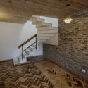 Casa Taller Barrio BCH / Yemail Arquitectura  - Fotografía interior, Edificio De Oficinas, Escaleras, Fijación Vigas, Barandas, Arco