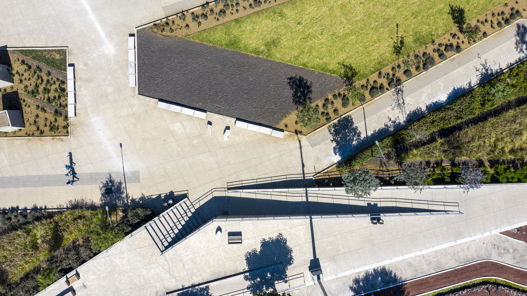 Galería de Parque lineal recupera espacio