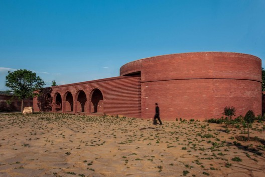 Edificio del Salón Ceremonial de Ladrillo Rojo Lizigou / KEYWORKS + RENGARCH - Fotografía exterior