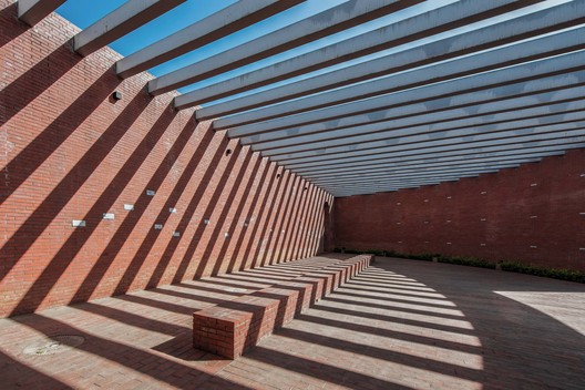 Edificio del Salón Ceremonial de Ladrillo Rojo Lizigou / KEYWORKS + RENGARCH - Fotografía exterior