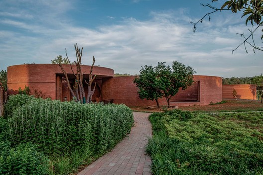 Edificio del Salón Ceremonial de Ladrillo Rojo Lizigou / KEYWORKS + RENGARCH - Fotografía exterior
