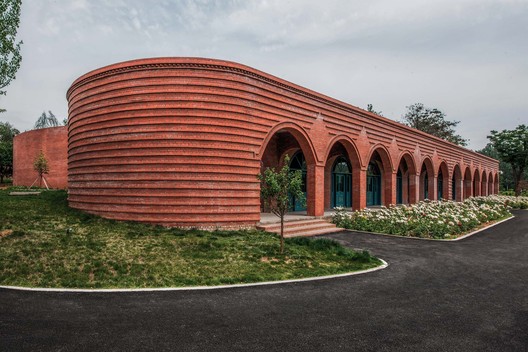 Edificio del Salón Ceremonial de Ladrillo Rojo Lizigou / KEYWORKS + RENGARCH - Fotografía exterior