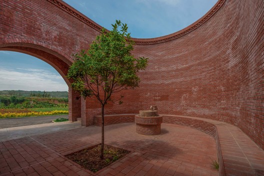 Edificio del Salón Ceremonial de Ladrillo Rojo Lizigou / KEYWORKS + RENGARCH - Fotografía exterior, Arco