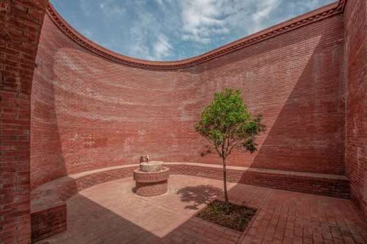 Edificio del Salón Ceremonial de Ladrillo Rojo Lizigou / KEYWORKS + RENGARCH - Fotografía exterior, Ladrillo, Patio interior