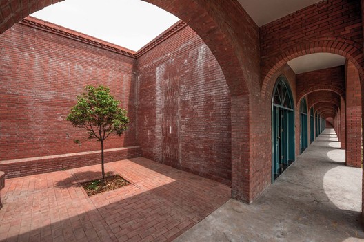 Edificio del Salón Ceremonial de Ladrillo Rojo Lizigou / KEYWORKS + RENGARCH - Fotografía interior, Arco