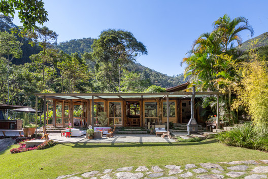 Brazilian Houses: 14 Homes with Wooden Window Frames Brazilian Houses: 14 Homes with Wooden Window Frames - Image 14 of 15