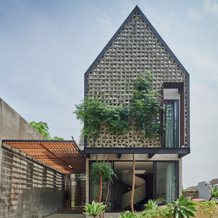 Breeze Blocks House / Tamara Wibowo Architects - More Images