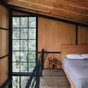 Cabañas Mi Cielo / Raúl Galindo + Patricio Galindo - Fotografía interior, Dormitorio, Madera, Ventanas, Fijación Vigas, Camas