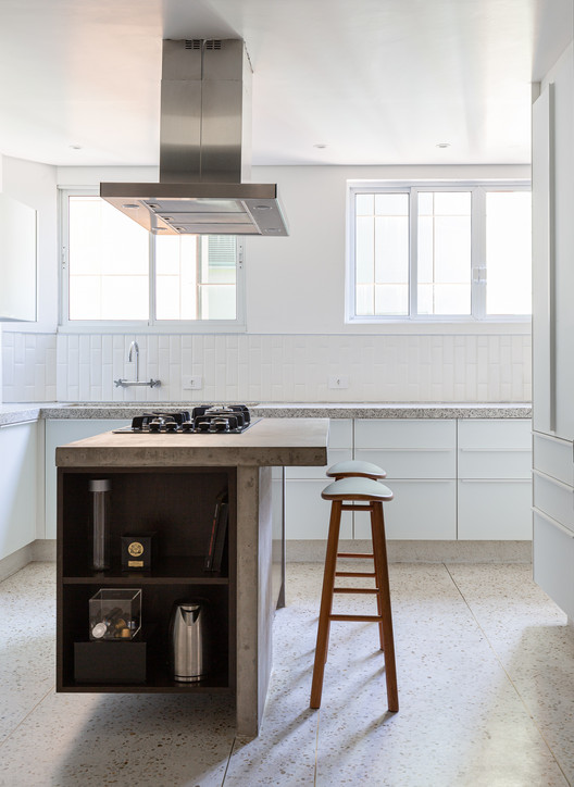 Apartamento AJ / Firma - Fotografia de Interiores, Cozinha, Janela, Bancada, Cadeira