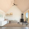 Ell House / Ravi Handa Architect + AAmp Studio - Interior Photography, Living Room, Beam