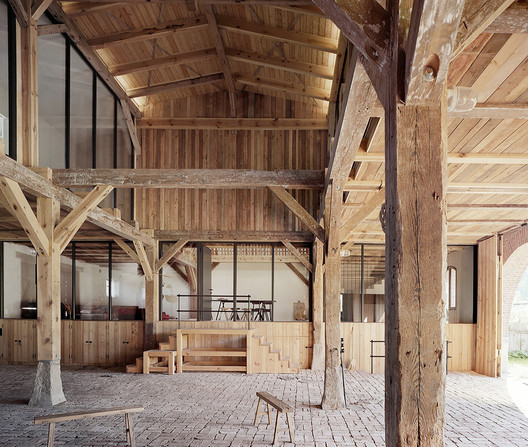 De celeiros a casas: projetos de reuso e adaptação em paisagens rurais da Europa - Imagem 1 de 41