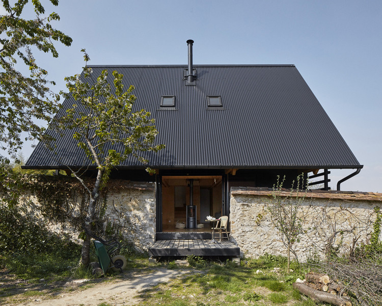 The House Between the Walls / arba - More Images