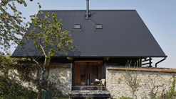 The House Between the Walls / arba