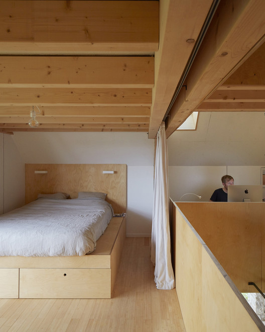 The House Between the Walls / arba - Interior Photography, Bedroom, Bed, Beam