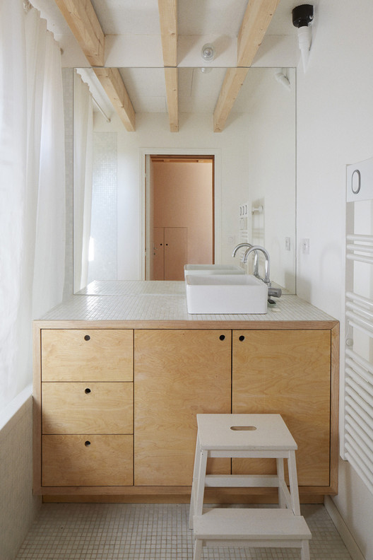 The House Between the Walls / arba - Interior Photography, Bathroom