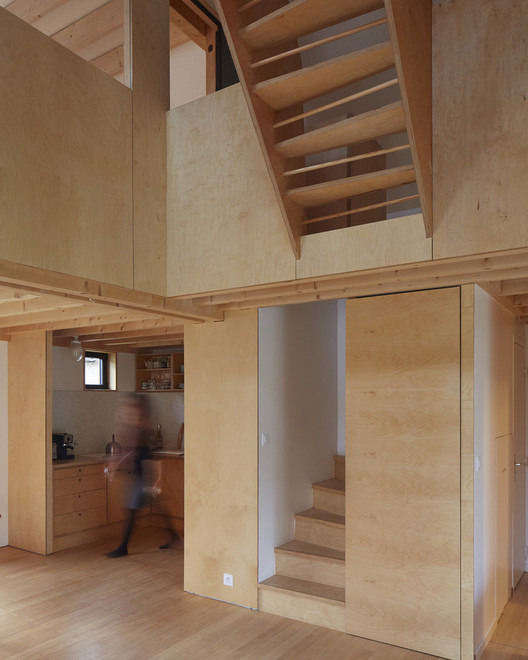 The House Between the Walls / arba - Interior Photography, Stairs, Beam