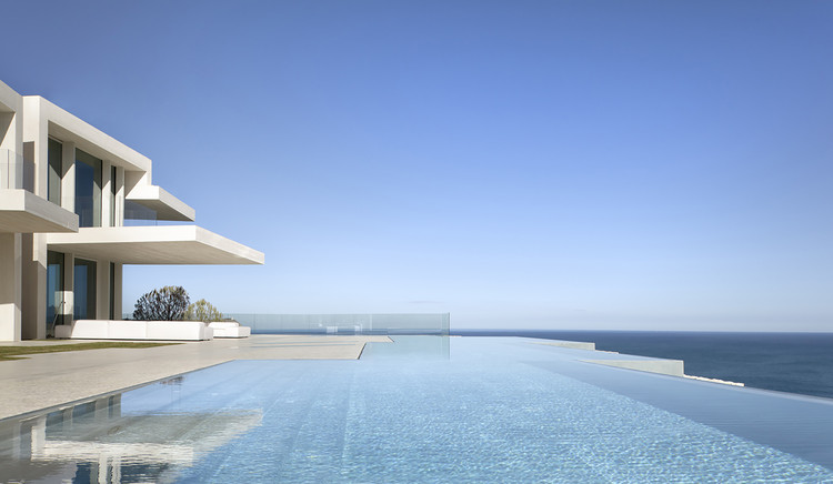 ¿Cómo incorporar una piscina al interior de una vivienda? 14 ejemplos notables - Imagen 13 de 15