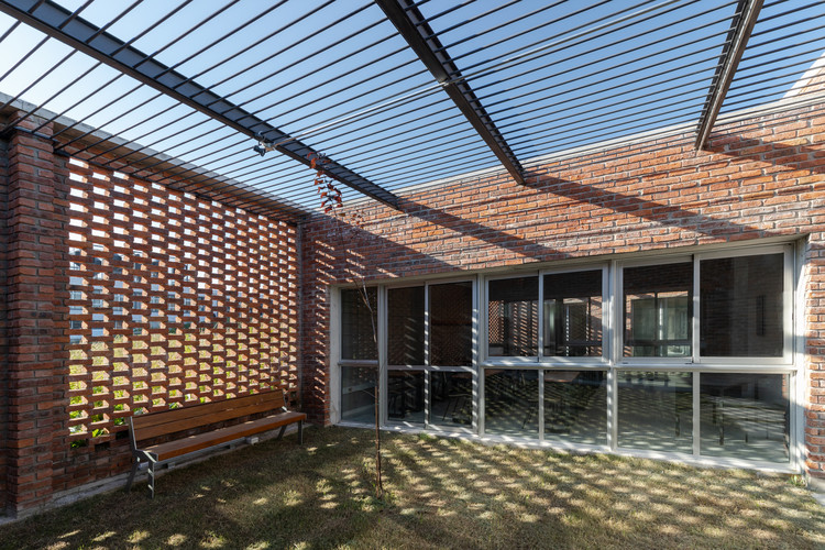 Centro educativo CBT Toledo / Juan Caorsi Castillo + ANEP - DSI - Fotografía exterior, Ventanas, Fijación Vigas, Ladrillo, Fachada