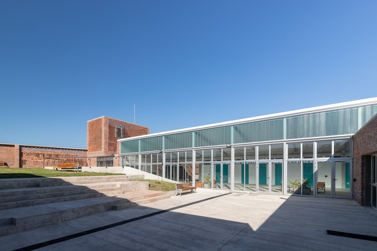 Centro educativo CBT Toledo / Juan Caorsi Castillo + ANEP - DSI - Fotografía exterior, Ventanas, Fachada