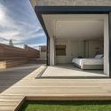 Casa Two close between / Abon Studio - Fotografía exterior, Interiores De Casas, Terraza
