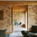 交叉坡屋顶之宅 / MRTN Architects - 室内图, 起居室, 砖