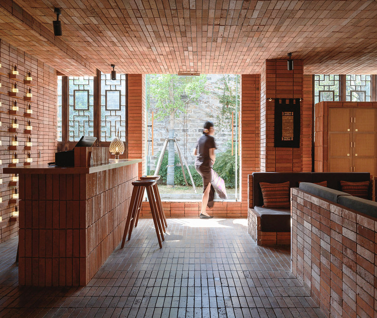 Architecture with Built-in Furniture: 10 Projects with Brick Fixtures - Image 8 of 11