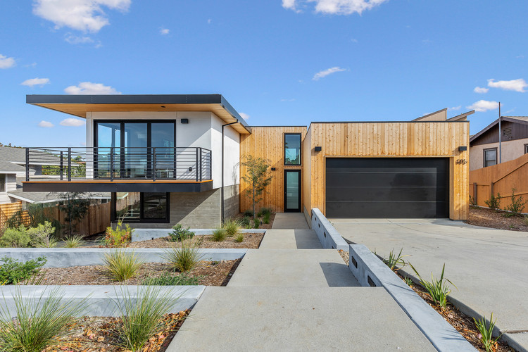 605 Cornish House / Brett Farrow Architect - Exterior Photography, Facade, Concrete, Windows, Courtyard