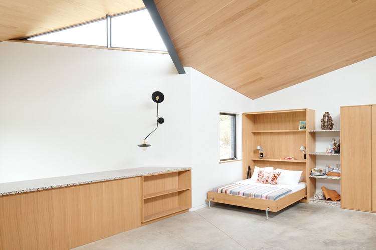 Dutchess County Studio / GRT Architects - Interior Photography, Bedroom, Shelving, Bed, Beam