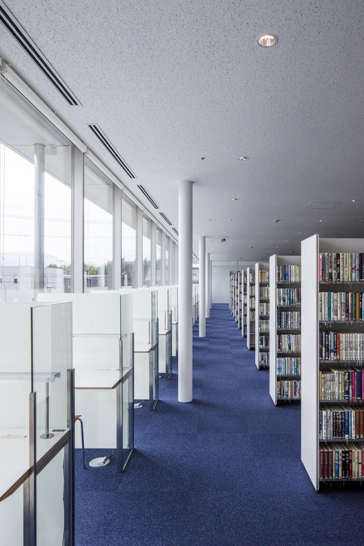 Tonami Public Library / MIKAMI Architects - Interior Photography, Shelving, Windows