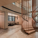 杨忠礼机构总部大楼 / Ministry of Design - 室内图, 办公室内设计, 楼梯, 表皮, 梁, 桌子, 椅子
