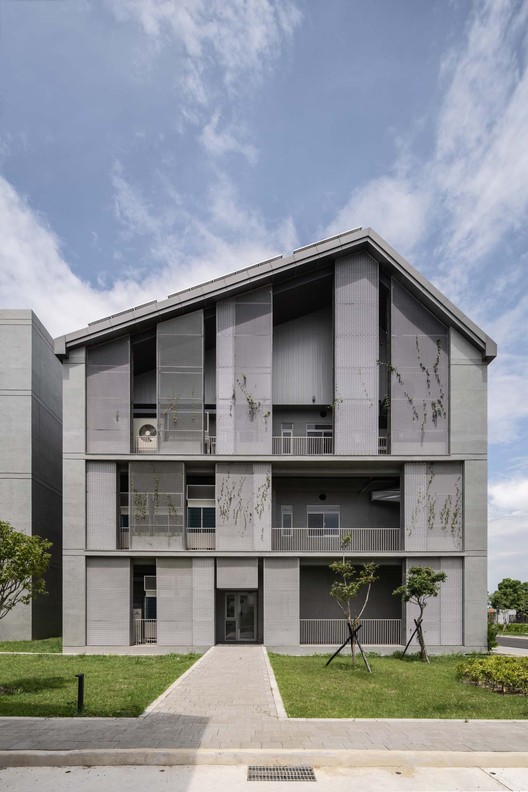 east facade. Image © YHLAA Studio
