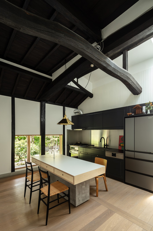 The House Passed Down Through Generations / Asano - Izue Architect Office - Interior Photography, Kitchen, Table, Countertop, Beam, Chair