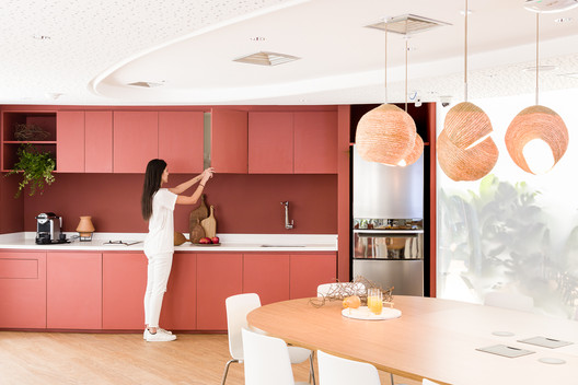 Centro de Inovação Accenture / Todos Arquitetura + Marcelo Dantas Centro de Inovação Accenture / Todos Arquitetura + Marcelo Dantas - Fotografia de Interiores, Cozinha, Mesa, Cadeira, Bancada