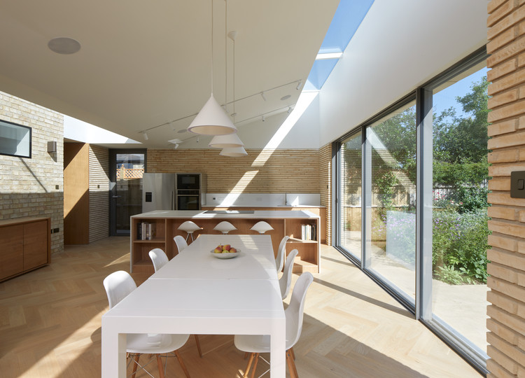 Sun Slice House  / Neil Dusheiko Architects - Interior Photography, Dining room, Table, Chair, Windows, Beam