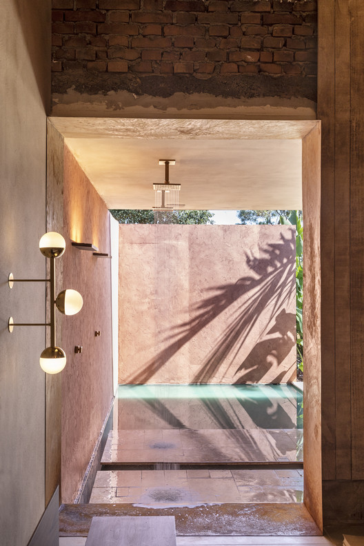 Refúgio do Hóspede / Ana Helena Ferrari - Fotografia de Interiores, Janela, Iluminação, Porta, Tijolo, Arco, Banheiro