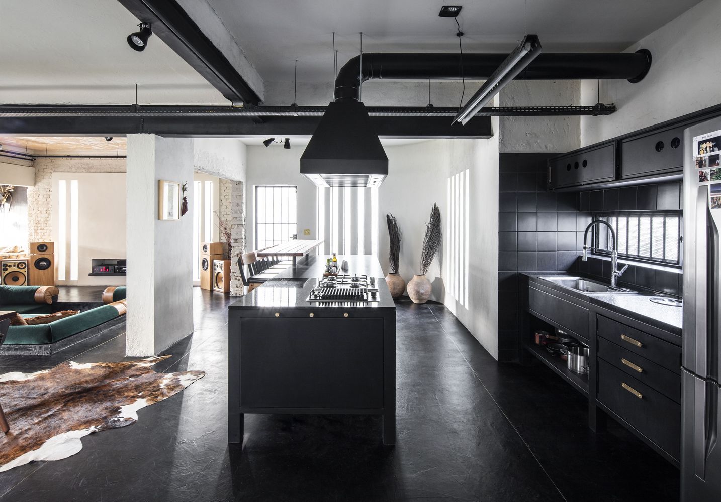 Casa FH / Protostudio+Prototype - Fotografia de Interiores, Cozinha, Viga, Bancada, Iluminação, Mesa