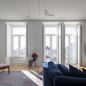 Apartamento Algés / João Tiago Aguiar Arquitectos - Fotografia de Interiores, Sala de Estar, Sofá, Janela