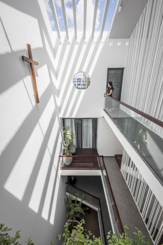 Residência NGỌC / Story Architecture - Fotografia de Interiores, Escada, Balcão, Corrimão