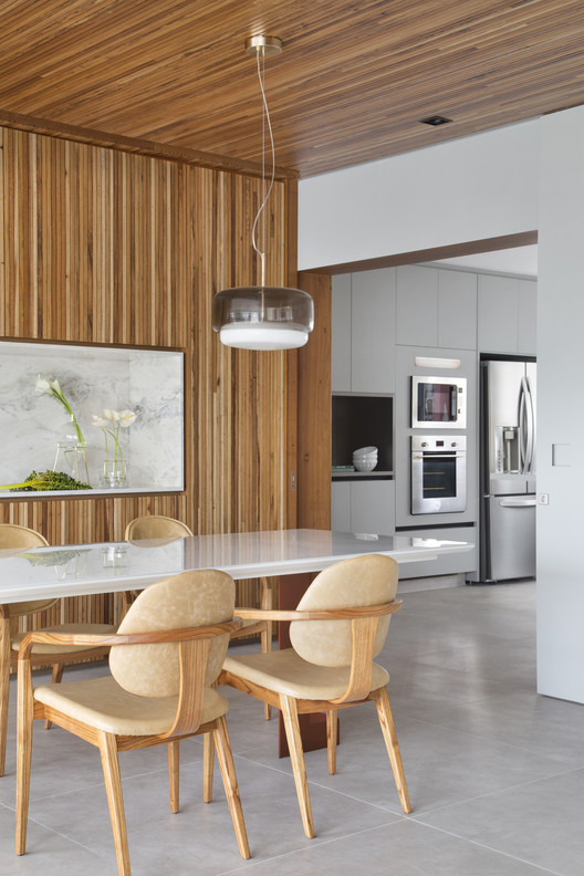 Apartamento JM / Nildo José - Fotografia de Interiores, Cozinha, Cadeira, Viga, Janela