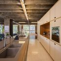 Trianon Apartment / Mira Arquitetos + JRCARQ - Interior Photography, Apartment Interiors, Kitchen, Beam