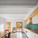Casa Sant Daniel / Sau Taller d'Arquitectura - Fotografía interior, Ampliación, Cocina, Fachada, Fijación Vigas, Puerta, Mesas, Sillas